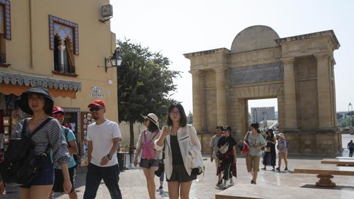 Arco del triunfo en la Puerta del Puente Romano