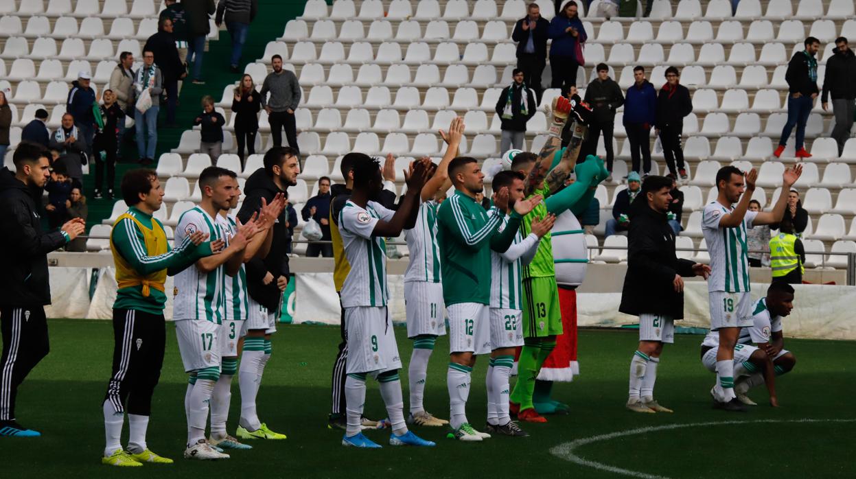 Los jugadores del Córdoba CF aplauden a la afición blanquiverde por su apoyo en el último partido