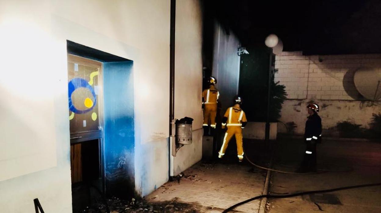 Un grupo de bomberos durante la extinción del incendio de Onda Jaén