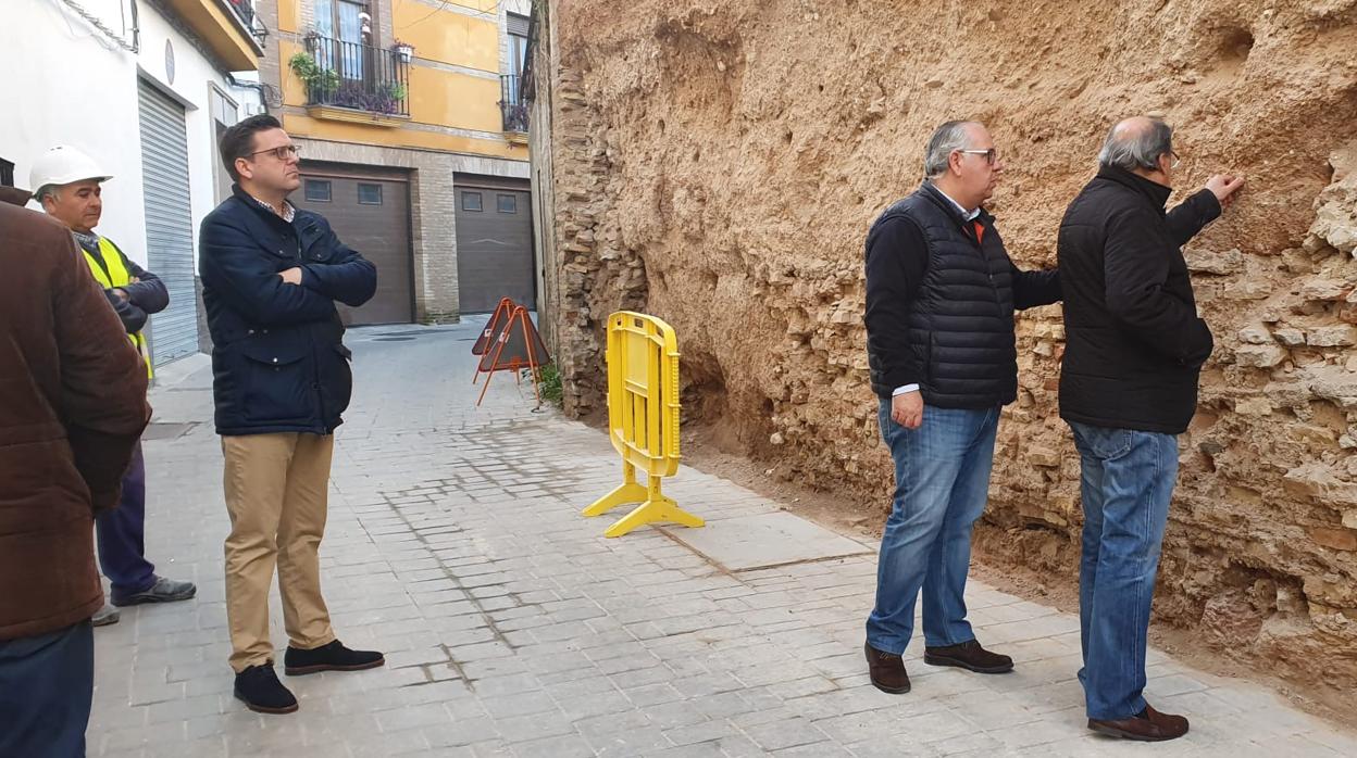 El delegado de cultura, Jesús Estrella, segundo por la izquierda, observa el tramo de muralla deteriorado