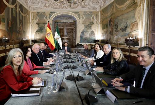 Los miembros del Consejo de Gobierno en el Palacio de Viana