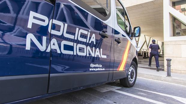 Cárcel por agredir sexualmente a una mujer a la que esperó al salir del trabajo y siguió en moto en Málaga