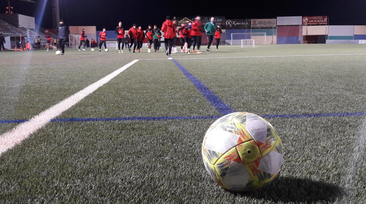 La plantilla del líder del Grupo X de Tercera, el Salerm Puente Genil, durante un entrenamiento