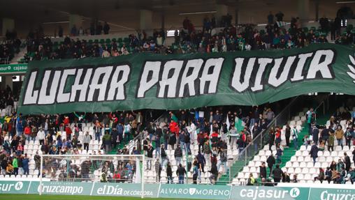 Los aficionados del Córdoba CF, con una pancarta en el último partido