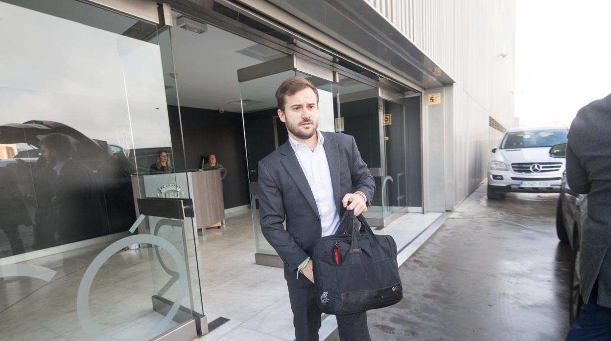 Alejandro González, en la puerta del estadio