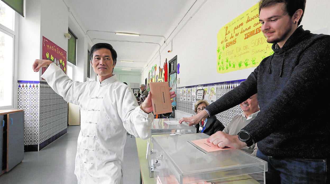 Un ciudadano chino en el colegio electoral de Colón