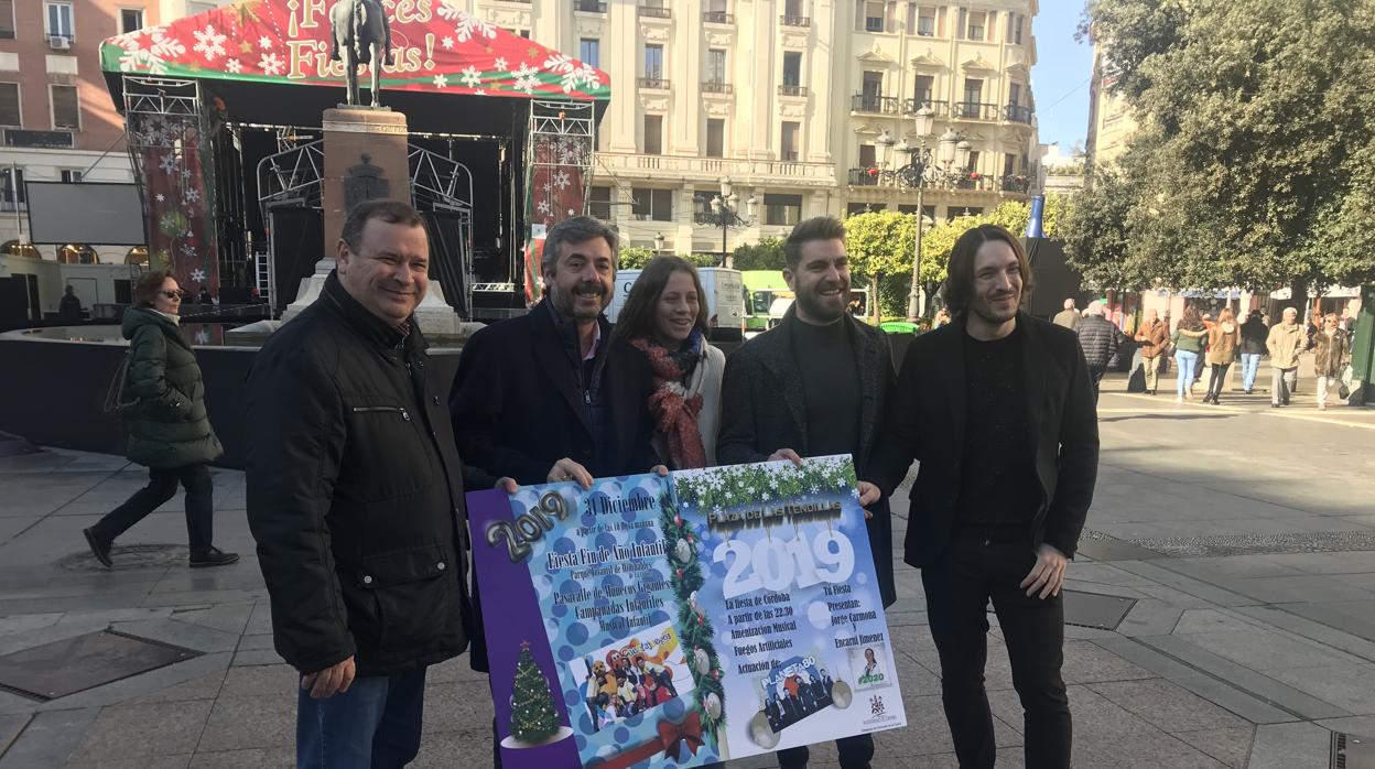 En el centro, Miguel Ángel Torrico y Encarni Jiménez junto a miembros de Planeta 80