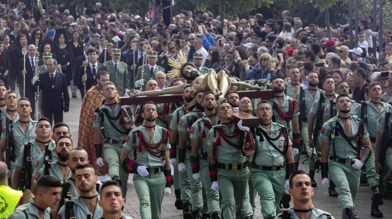 Los legionarios, portando al Cristo de la Caridad el pasado Viernes Santo