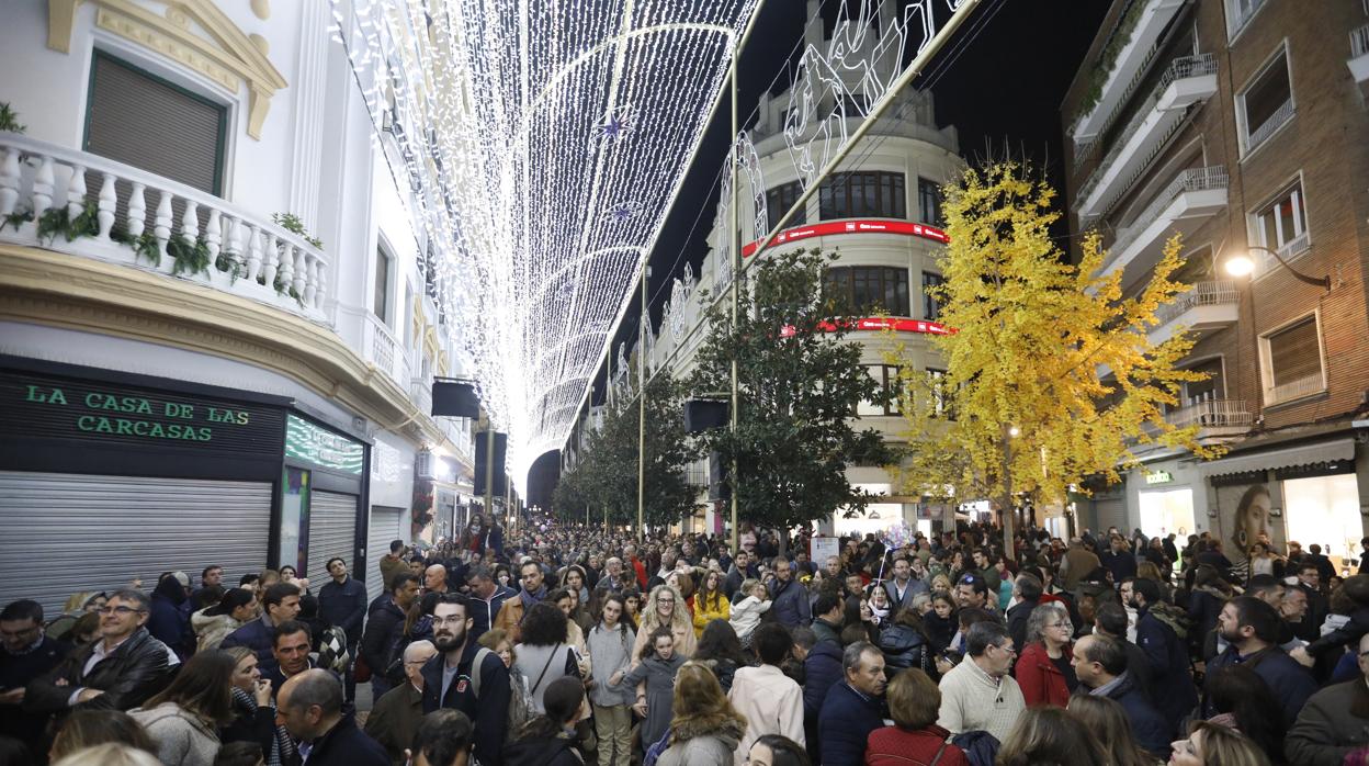 Cientos de cordobeses han querido disfrutar del espectáculo de luz y música en la calle Cruz Conde