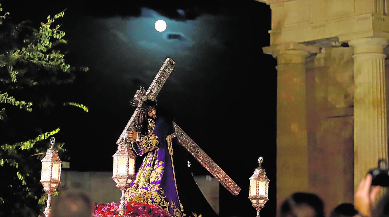 ProcesiónEl Nazareno de Rute, a su llegada a la Puerta del Puente