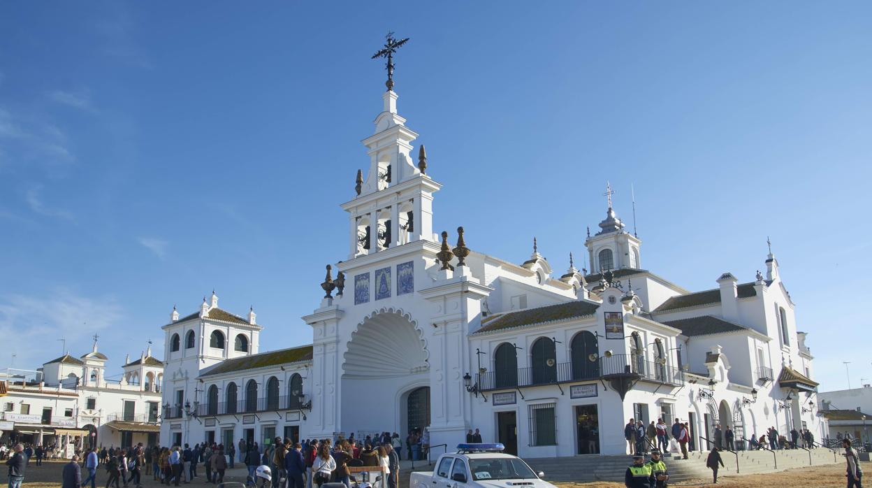 Agentes y vehículos de la Policía Local de Almonte ante el Santurario de la Virgen del Rocío