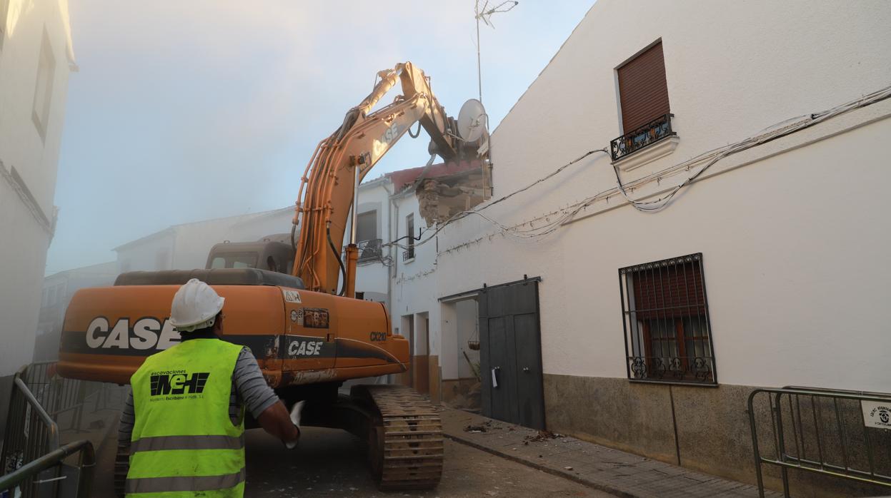 Demolición de la vivienda afectada por la explosión de gas en Pozoblanco