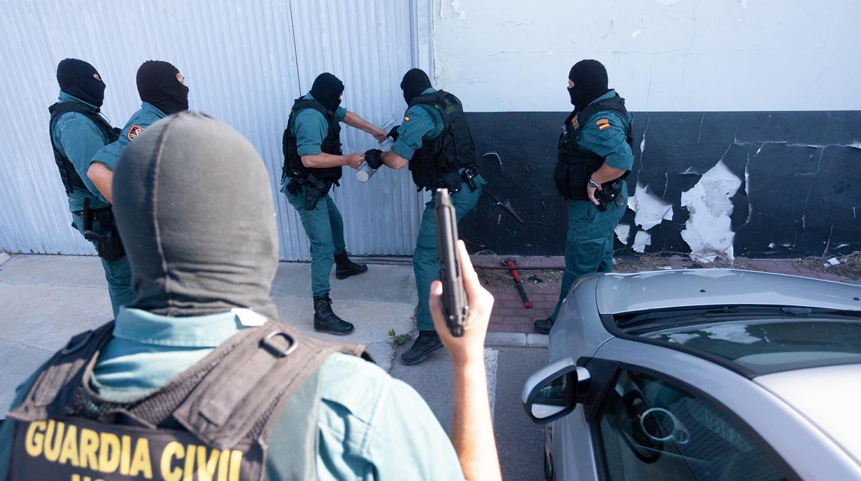 Agentes de la Guardia Civil, en uno de los registros de la operación «Hélice» en el Campo de Gibraltar