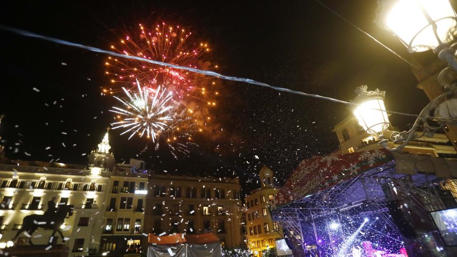 Miles de cordobeses dan la bienvenida al año nuevo en la plaza de las Tendillas
