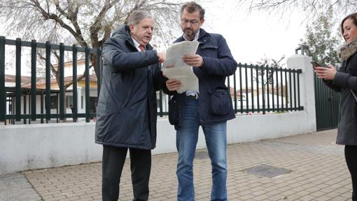 Los ediles de Hacienda e Infraestructuras presentando las obras en colegios