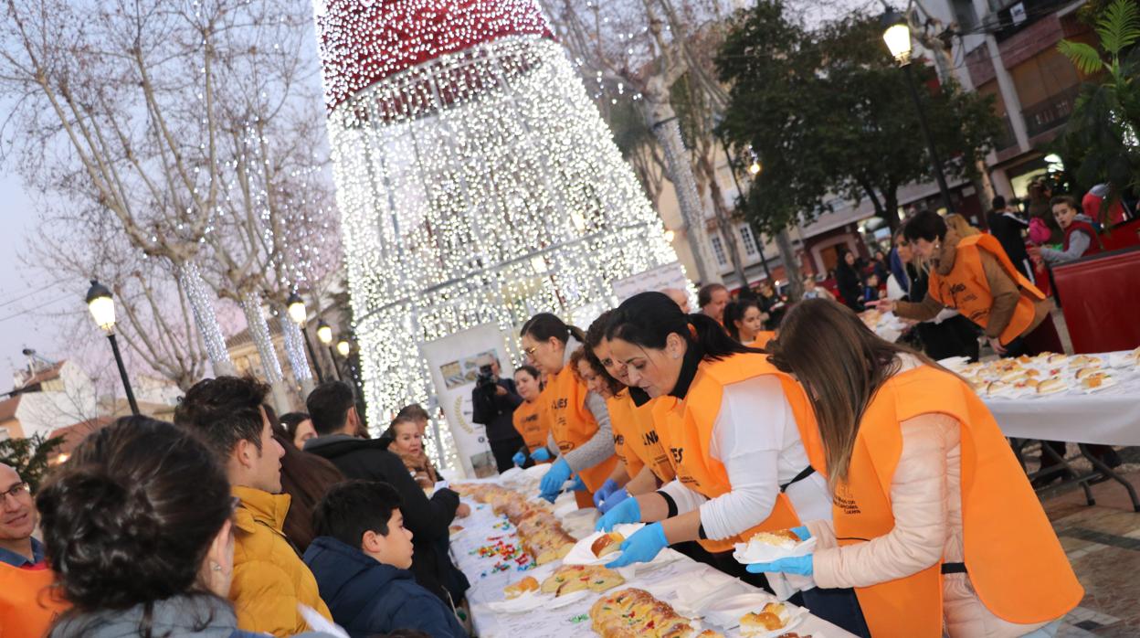Público degustando el tradicional y solidario Roscón de Reyes Gigante de Lucena