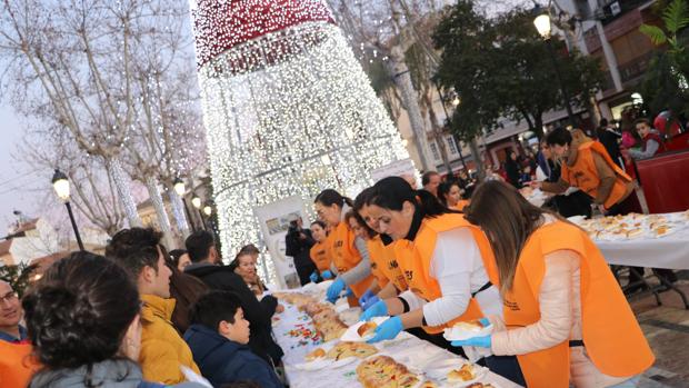 Lucena devora su Roscón de Reyes con más de 5.000 raciones de solidaridad