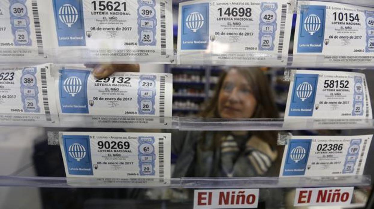 La vendedora de una administración coloca los décimos del sorteo del Niño