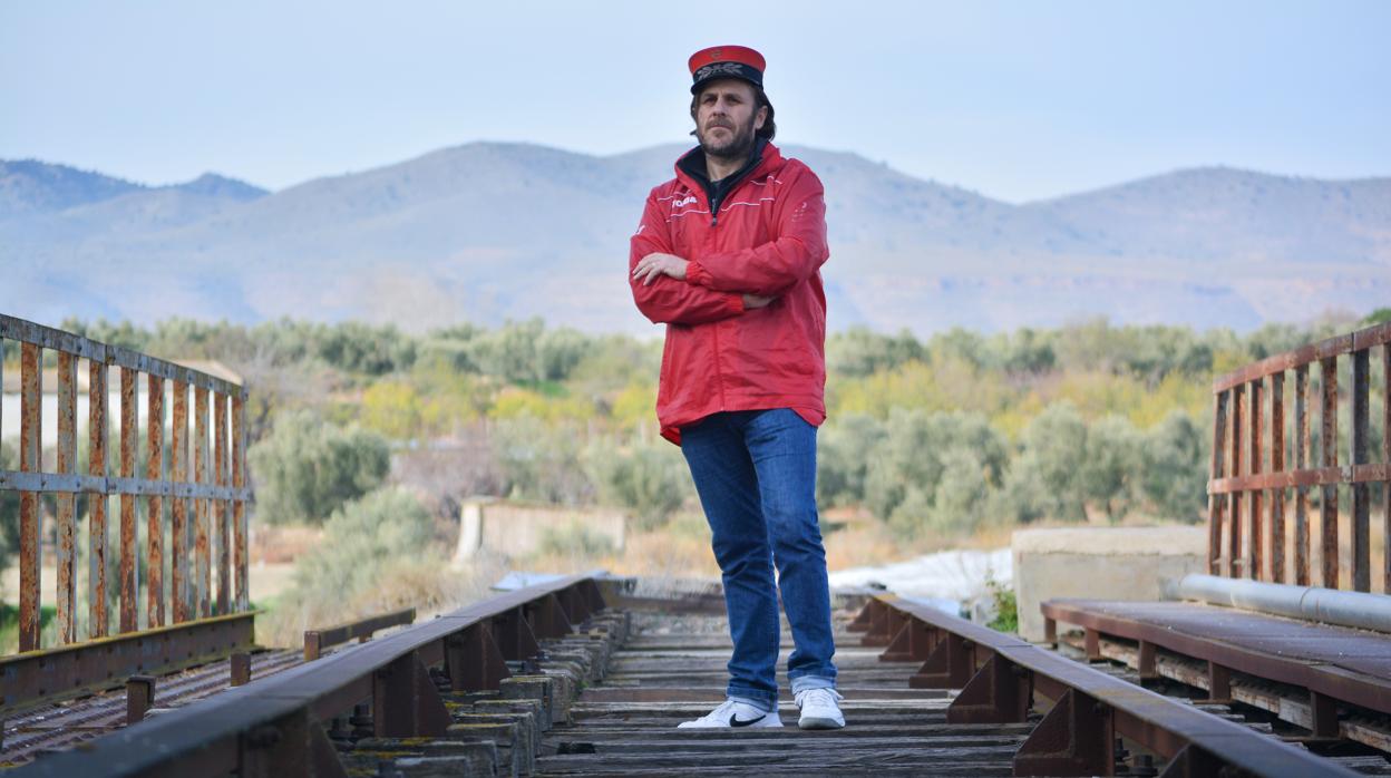 Antonio Francisco Martínez, presidente de la Asociación de Amigos del Ferrocarril Comarca de Baza, en uno de los pocos tramos de vía que se conservan.