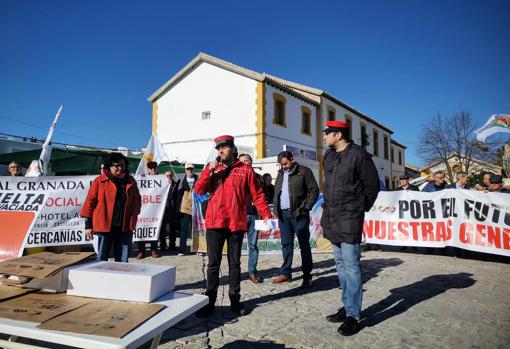 La Asociación de Amigos del Ferrocarril Comarca de Baza volvió a concentrarse junto a la estación bastetana el pasado 31 de diciembre, como cada año.