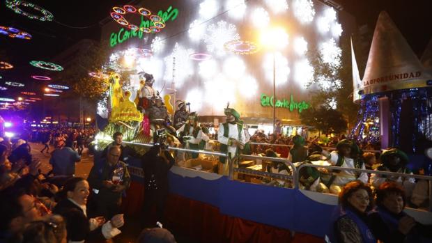 Los Reyes Magos ponen un brillante broche a la Navidad de Córdoba en un populoso desfile