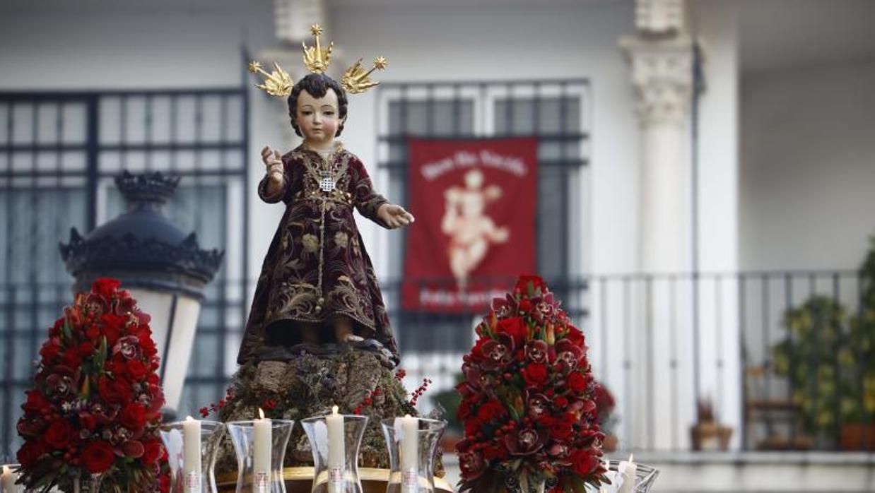 El niño Jesús de la hermandad del Sepulcro por las calles de Córdoba