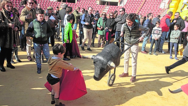 Lances de Futuro llena de niños el ruedo de Córdoba con su Navidad Taurina