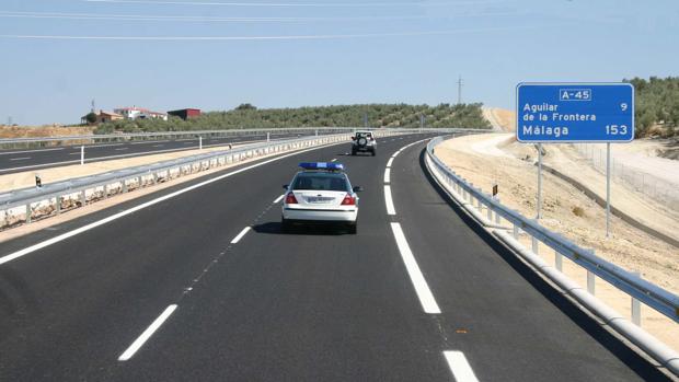 Un conductor ebrio recorre 10 kilómetros en sentido contrario por la A-45 desde Aguilar de la Frontera