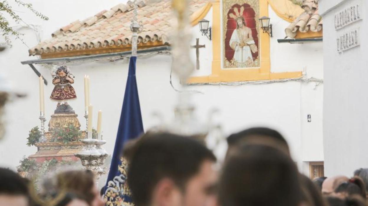 La procesión del Divino Pastorcillo de Córdoba a su paso por Carbonell y Morand