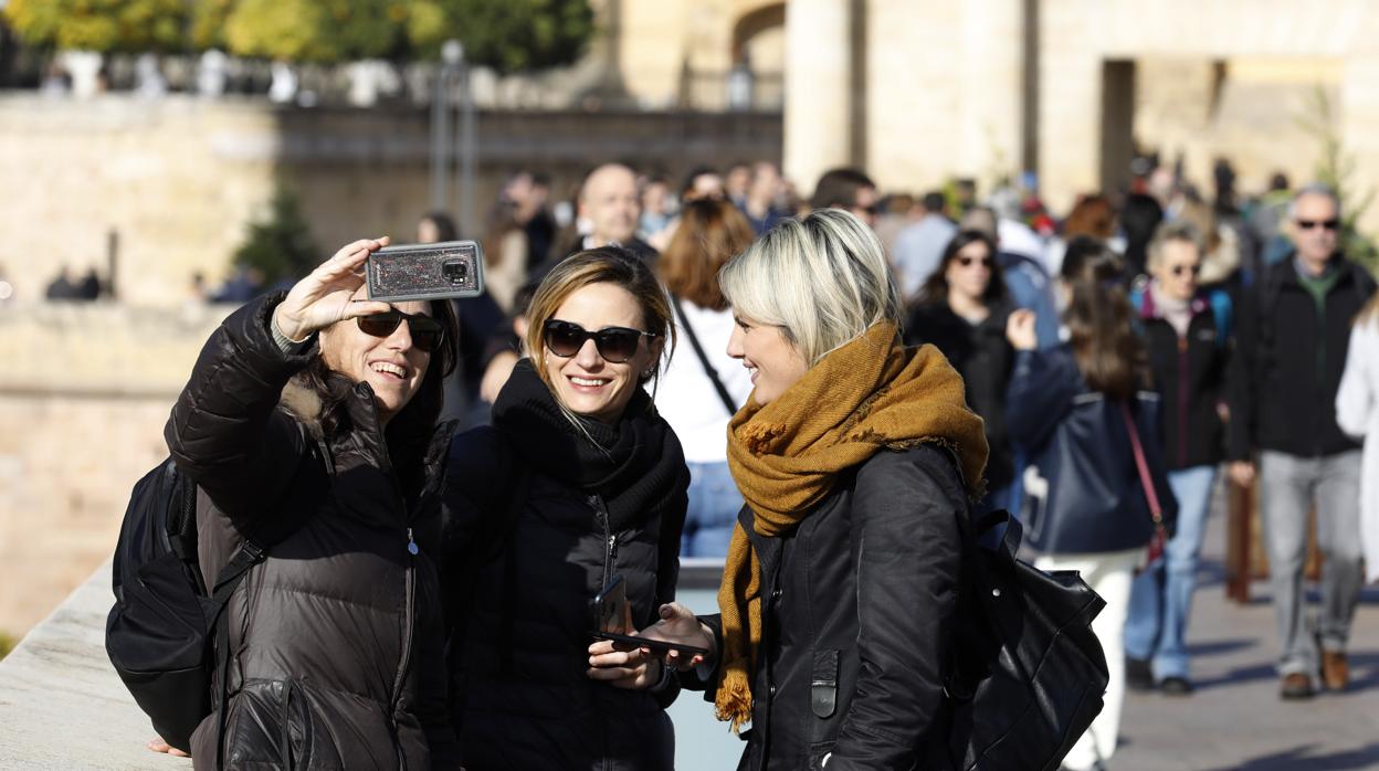 Tres mujeres de turismo por Córdoba en un día de frío