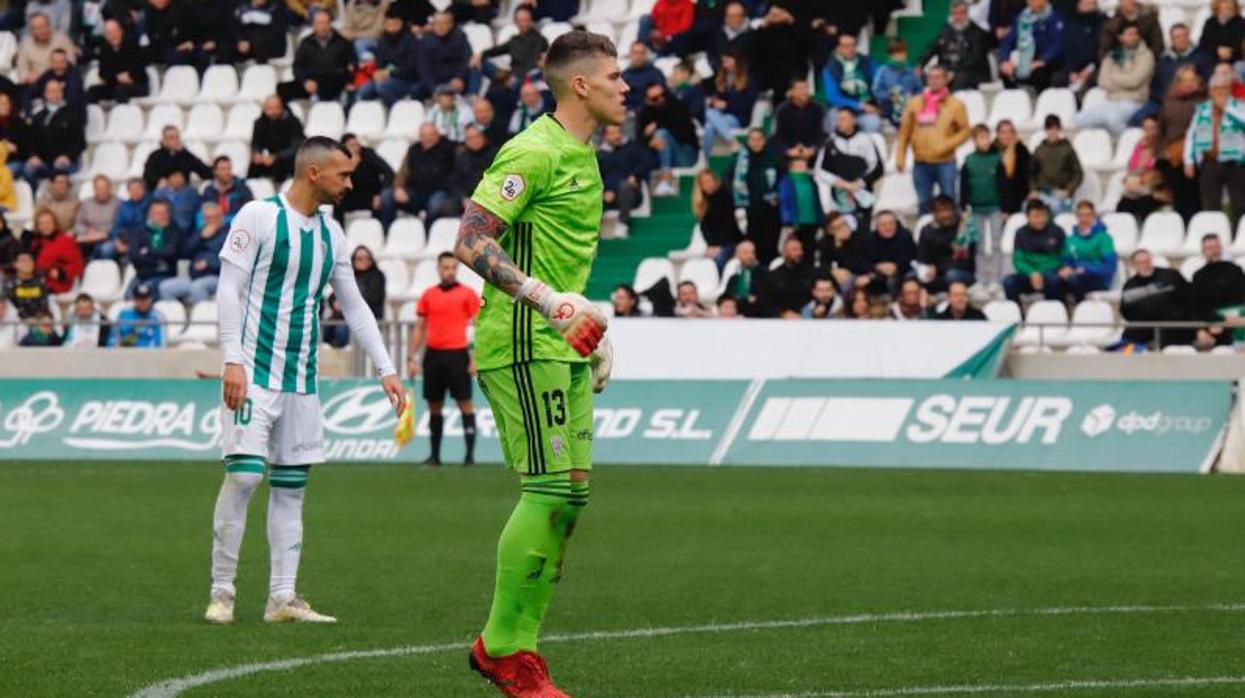 Isaac Becerra y Miguel de las Cuevas en el partido ante el Marbella