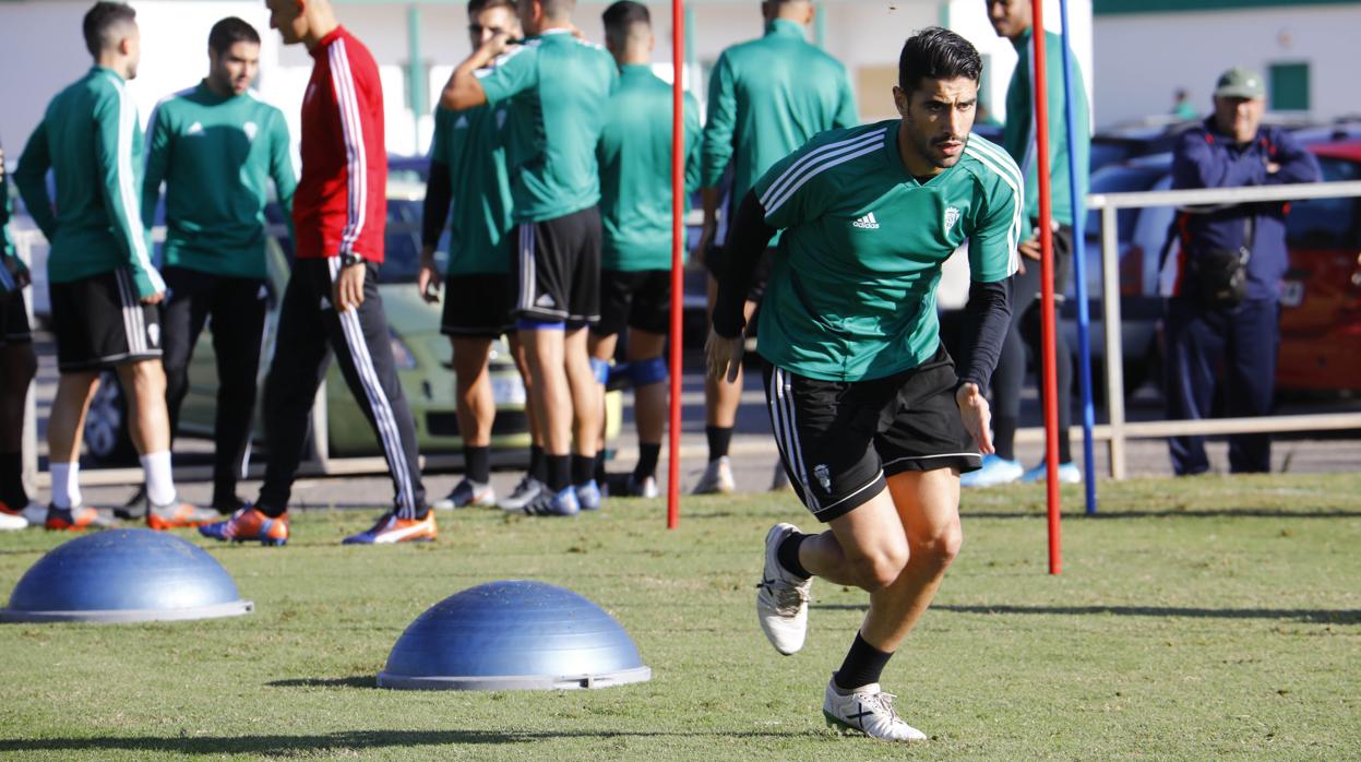 El defensa Víctor Ruiz trota en un entrenamiento del Córdoba CF