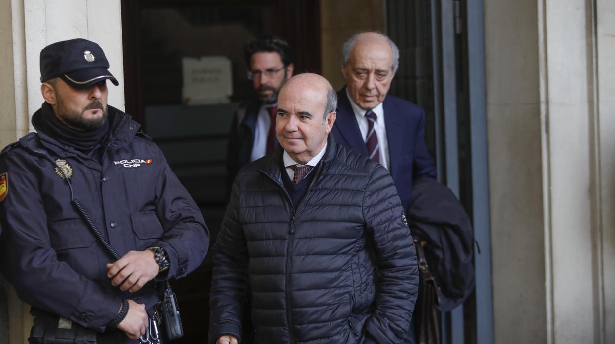 Gaspar Zarrías, saliendo de la Audiencia de Sevilla tras conocer la sentencia del caso ERE