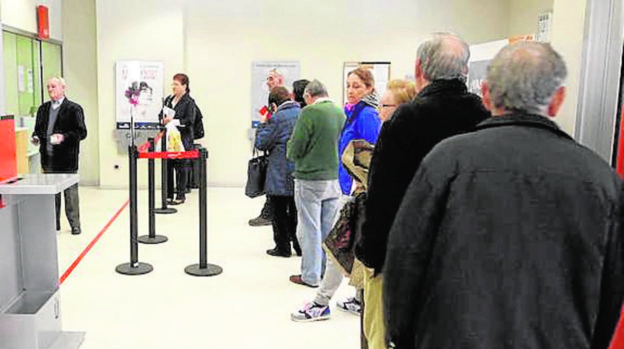 Cola de clientes en el interior de una oficina bancaria