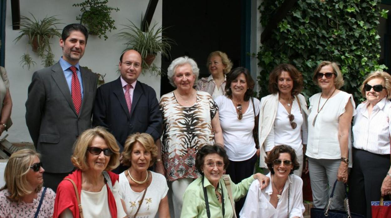 Doña Pilar de Borbón con sus amigas en el Palacio de Viana de Córdoba en mayo de 2013