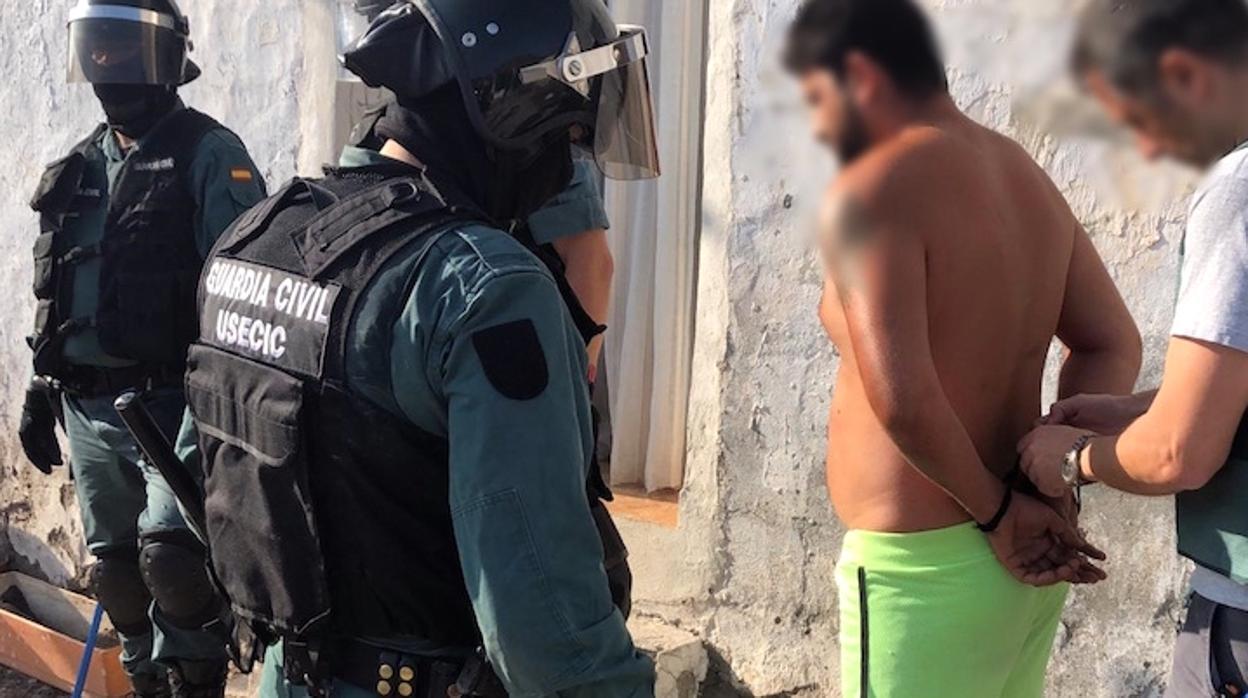 La Guardia Civil detiene a un hombre en una de las operaciones realizadas en 2019.