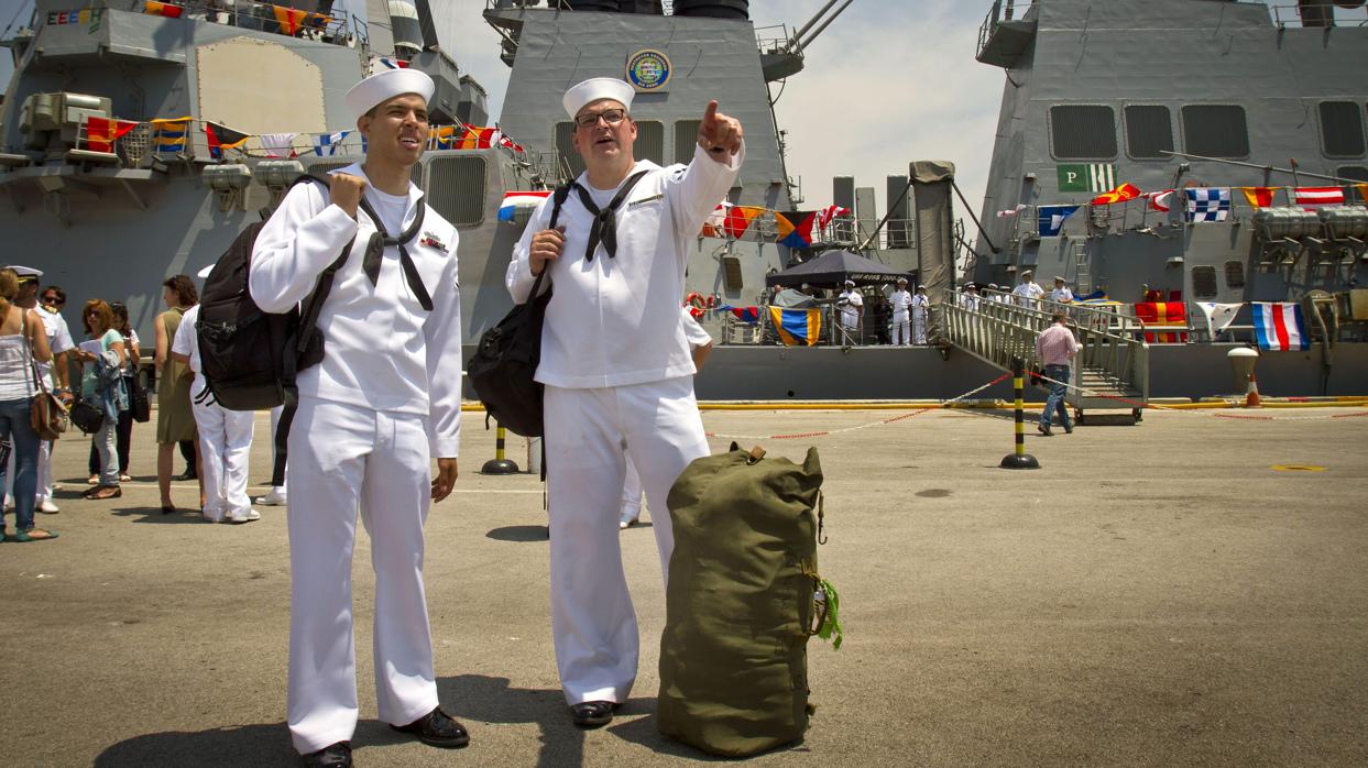 Dos marinos del acorazado destructor Ross de la OTAN a su llegada a la base naval de Rota en Cádiz