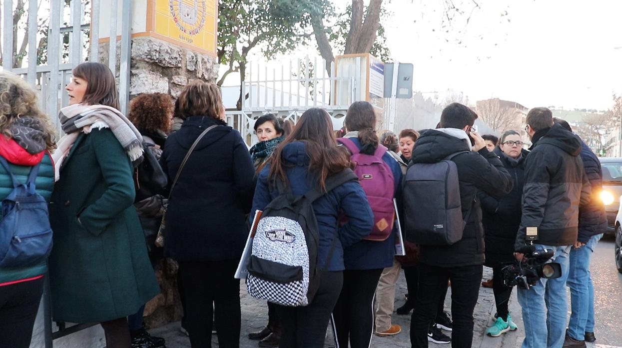 Madres y alumnos concentrados ayer ante el instituto Marqués de Comares de Lucena