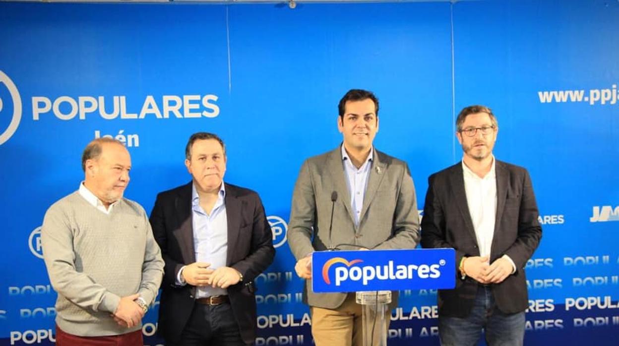 Juan Diego Requena, segundo por la derecha, junto a otros dirigentes del PP de Jaén