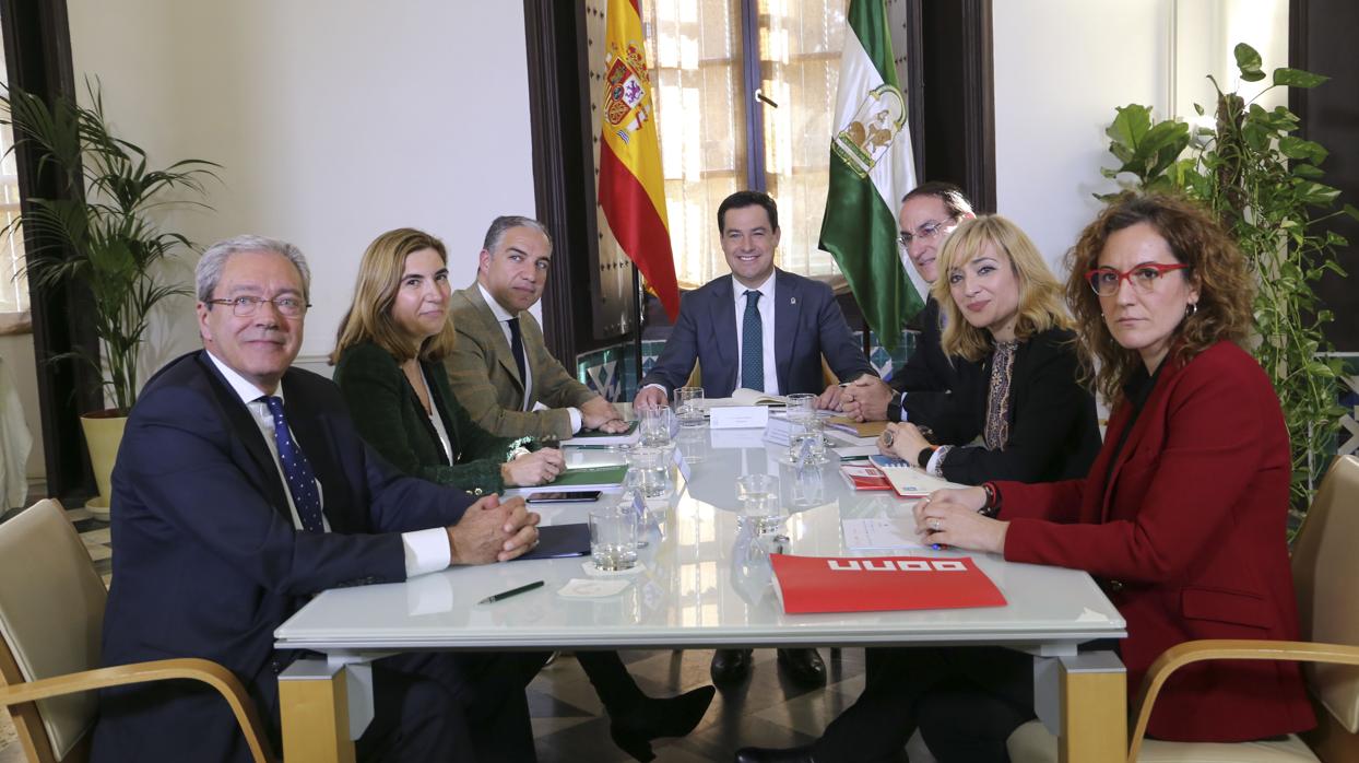 Moreno presidió ayer la Mesa del Diálogo Social con UGT, CCOO y la CEA en el Palacio de San Telmo