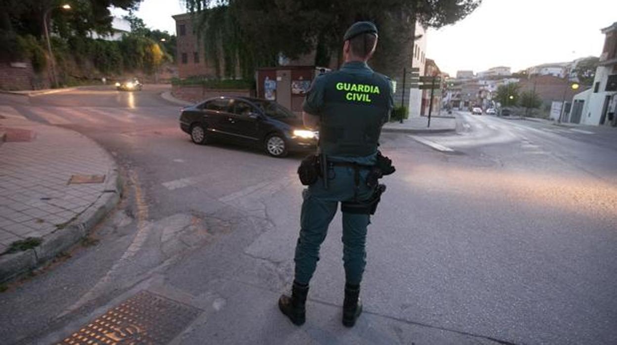 Imagen de archivo de un guaradia civil en el municipio de Iznalloz, en Granada