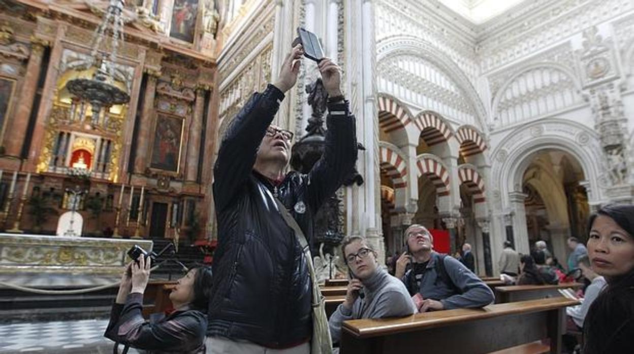 Un grupo de turistas en la Mezquita-Catedral de Córdoba