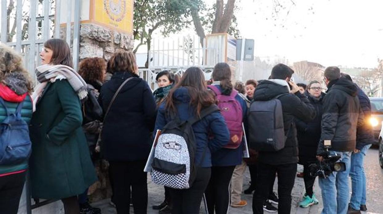 Madres y alumnos protestan a las puertas del instituto Marqués de Comares de Lucena