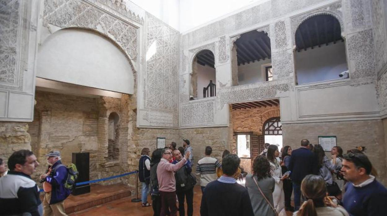 Turistas en la Sinagoga de Córdoba