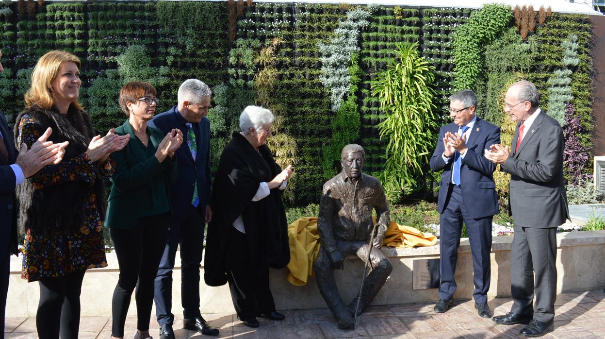 Autoridades junto a la escultura de Manuel Alcántara