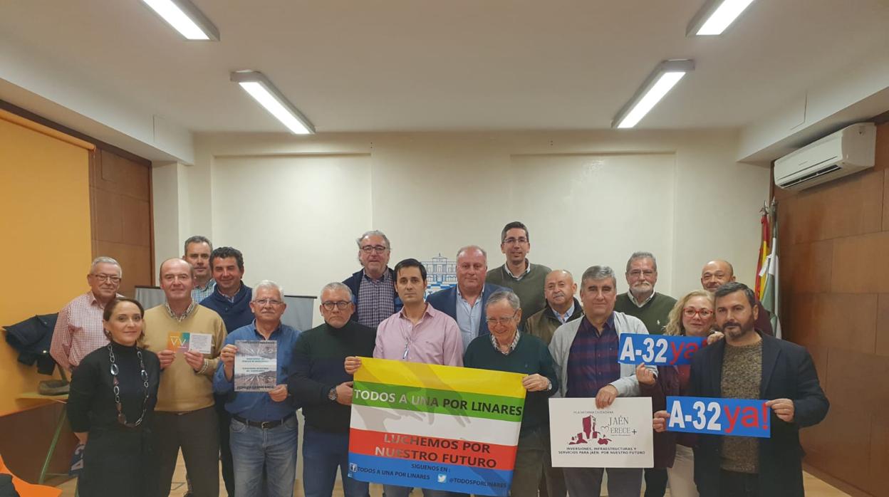 Representantes de las 10 plataformas tras la reunion