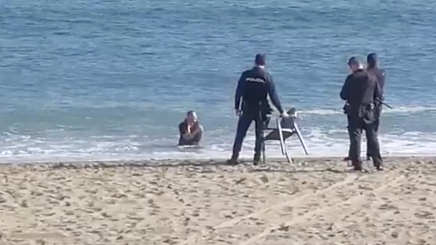 Trata de suicidarse en la playa de Fuengirola después de intentar matar a un amigo