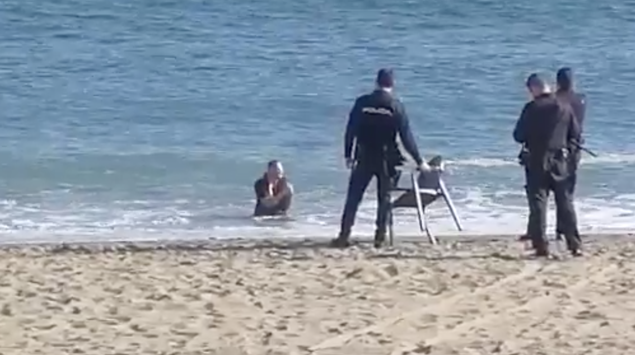 Momento en el que el hombre estaba atrincherado en el agua con el cuchillo