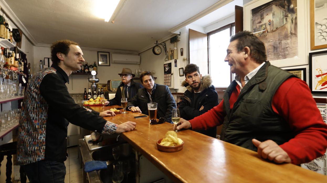 Jesús Alamillos atiende tras la barra de la taberna Fuenseca