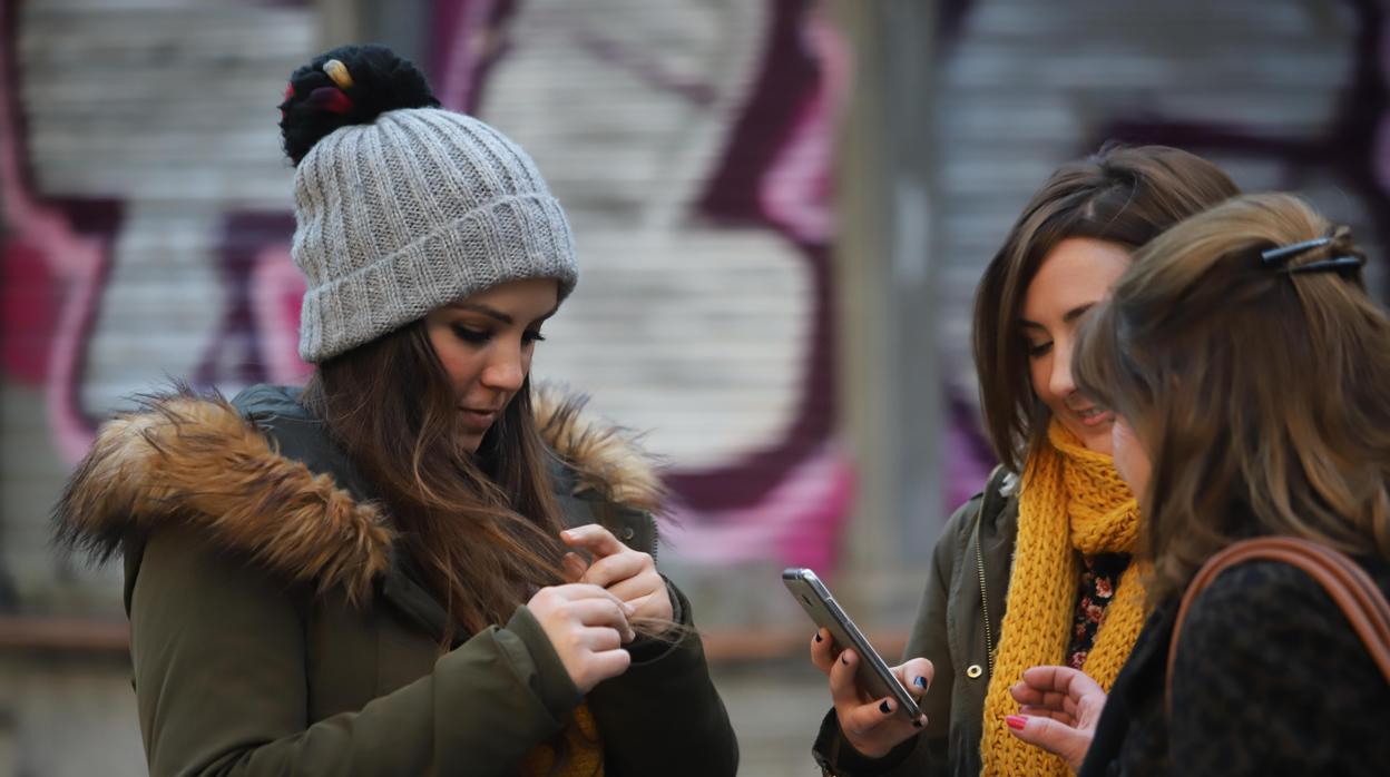 Un grupo de chicas, abrigadas con gorros y bufandas